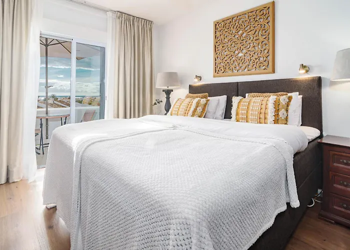 Ma - Elegant With Sea Views *