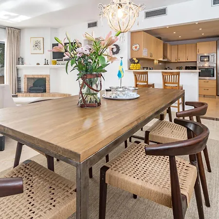 Ma - Elegant With Sea Views